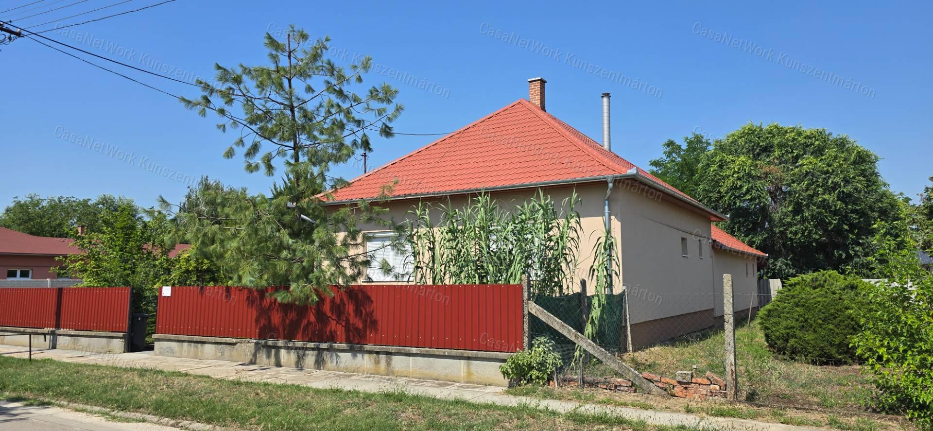 Cserkeszőlőn eladó két lakrésszel rendelkező, felújított családi ház