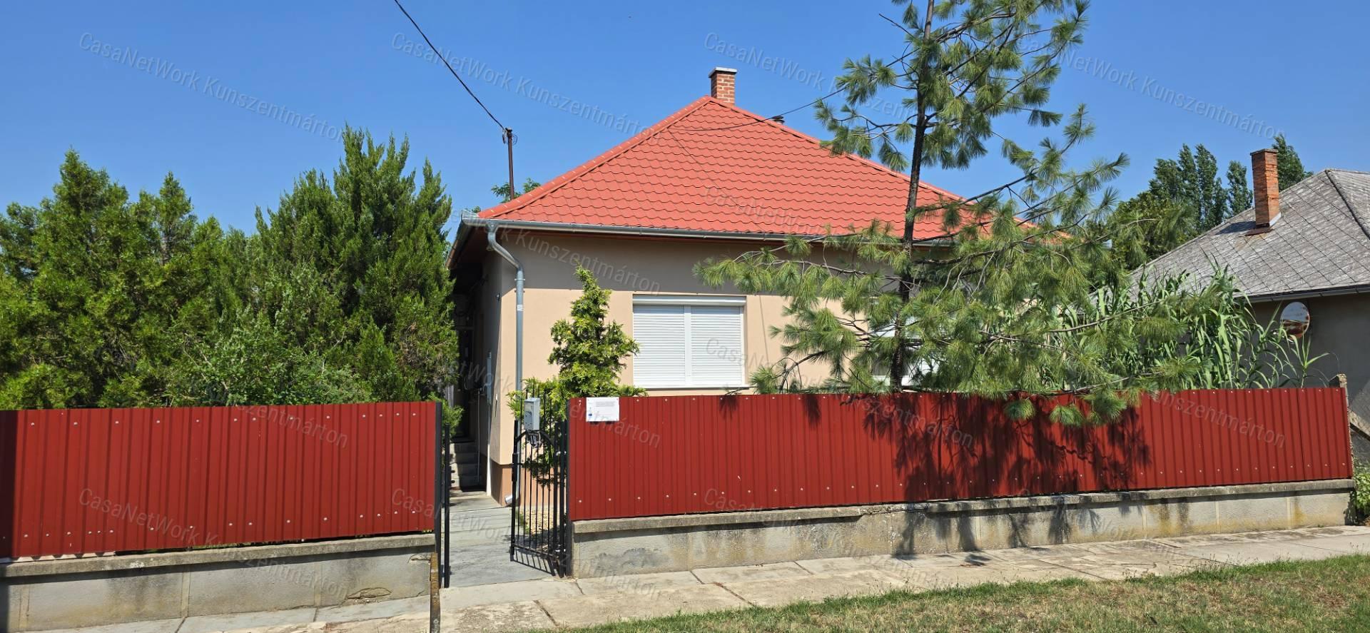 Cserkeszőlőn eladó két lakrésszel rendelkező, felújított családi ház