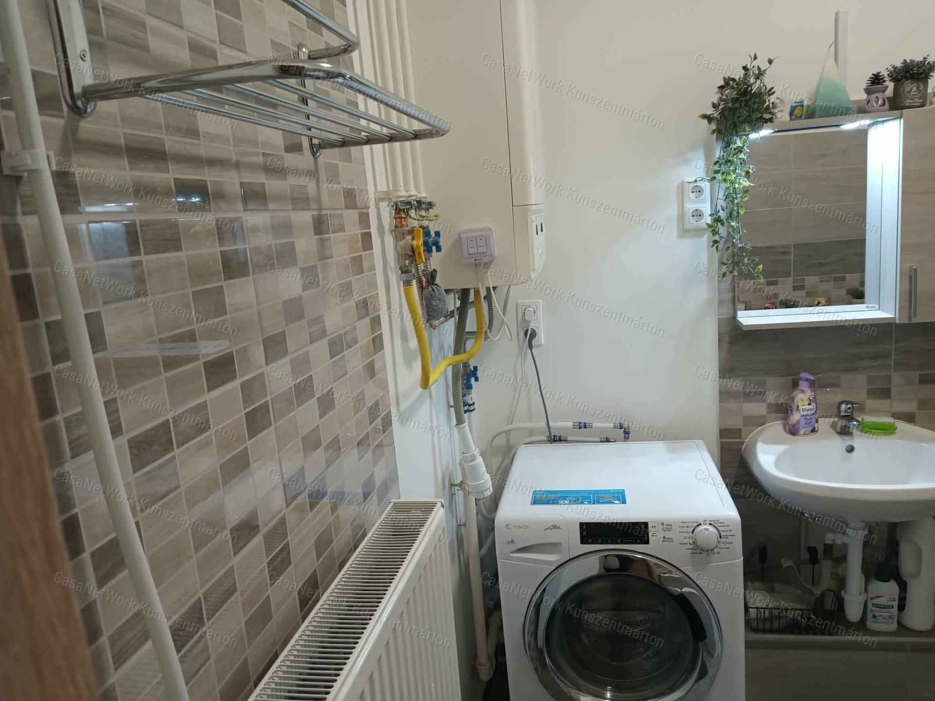 Cserkeszőlőn eladó két lakrésszel rendelkező, felújított családi ház