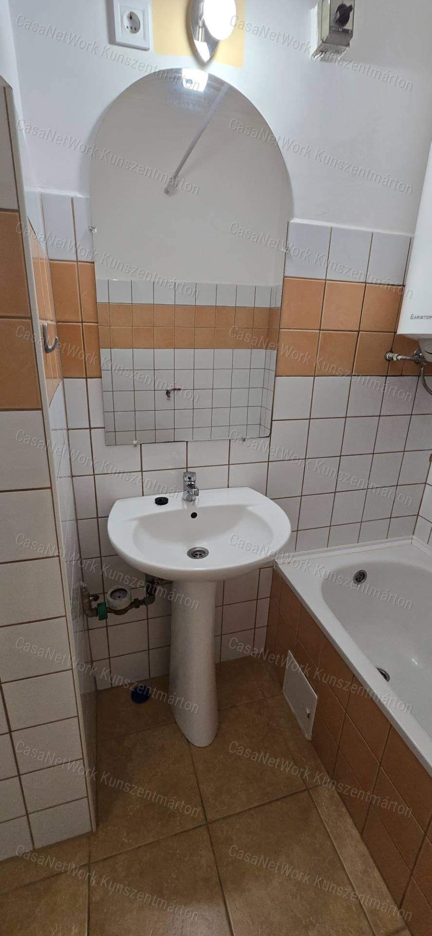 Kunszentmártonban eladó 3. emeleti, 2 szobás lakás