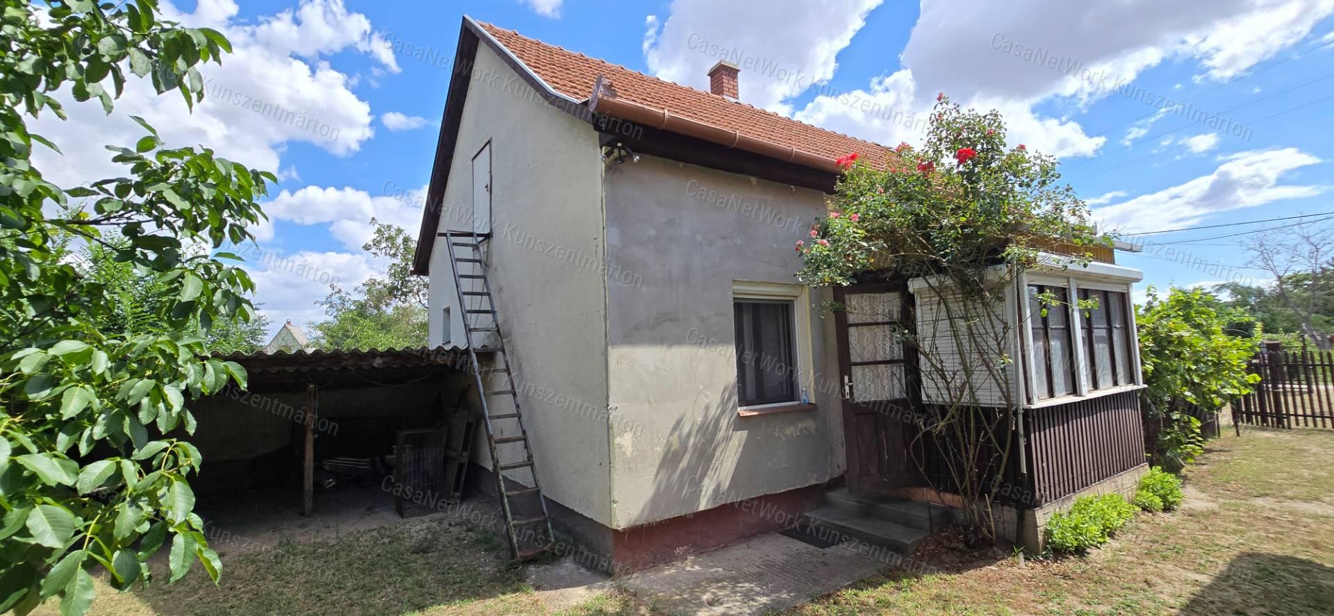 Cserkeszőlőn eladó üdülőövezeti nyaraló