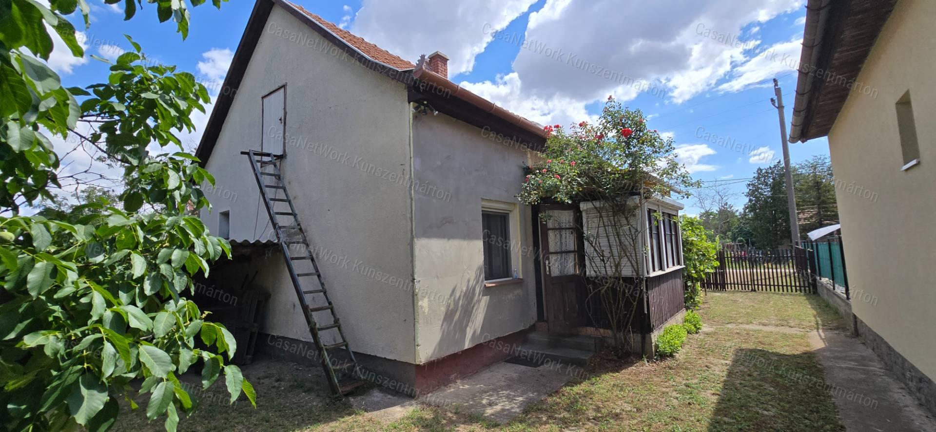 Cserkeszőlőn eladó üdülőövezeti nyaraló
