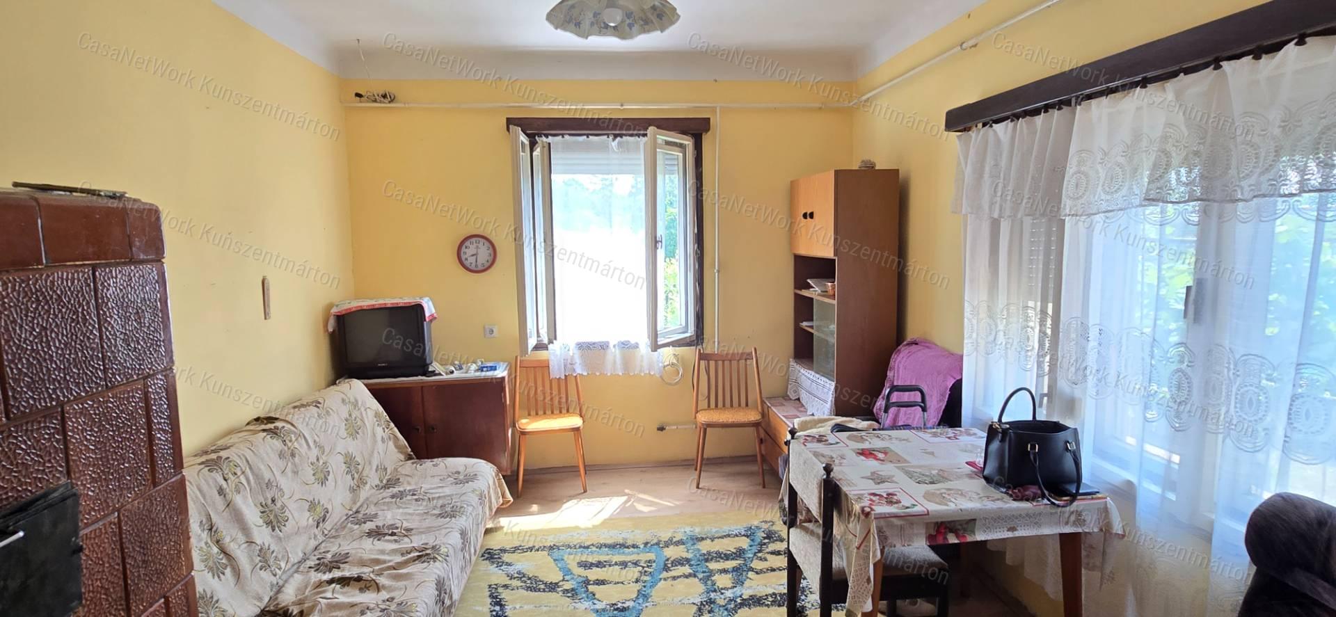 Cserkeszőlőn eladó üdülőövezeti nyaraló