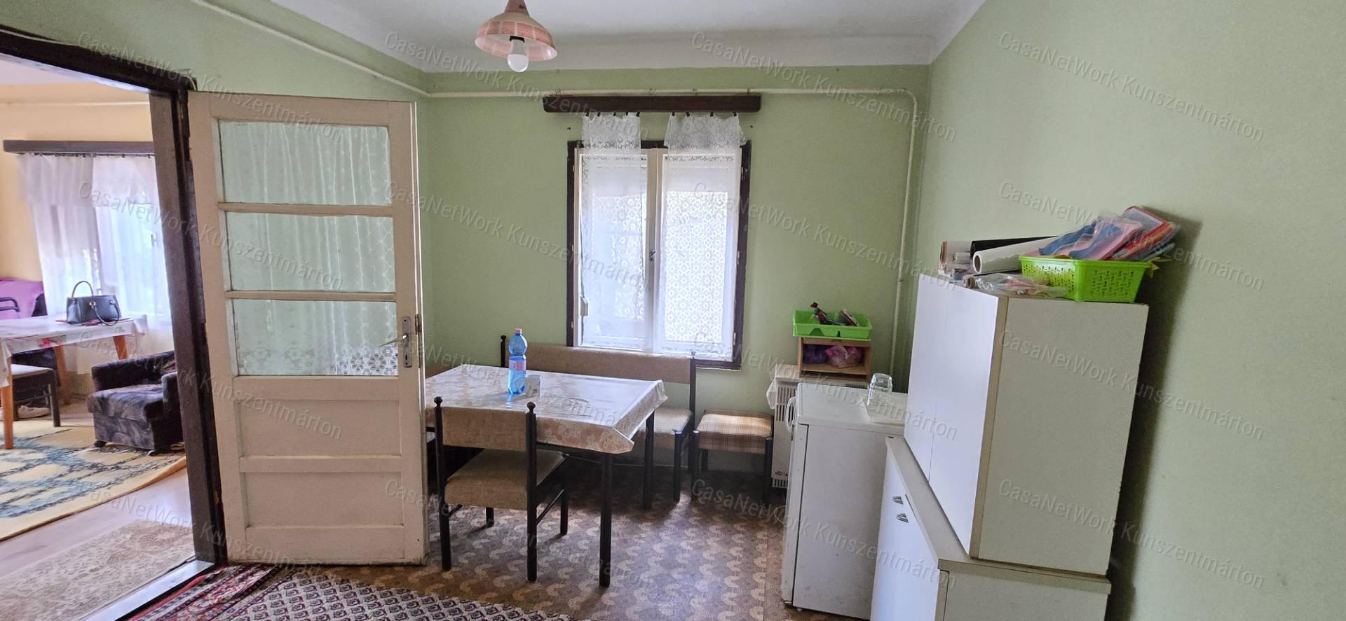 Cserkeszőlőn eladó üdülőövezeti nyaraló