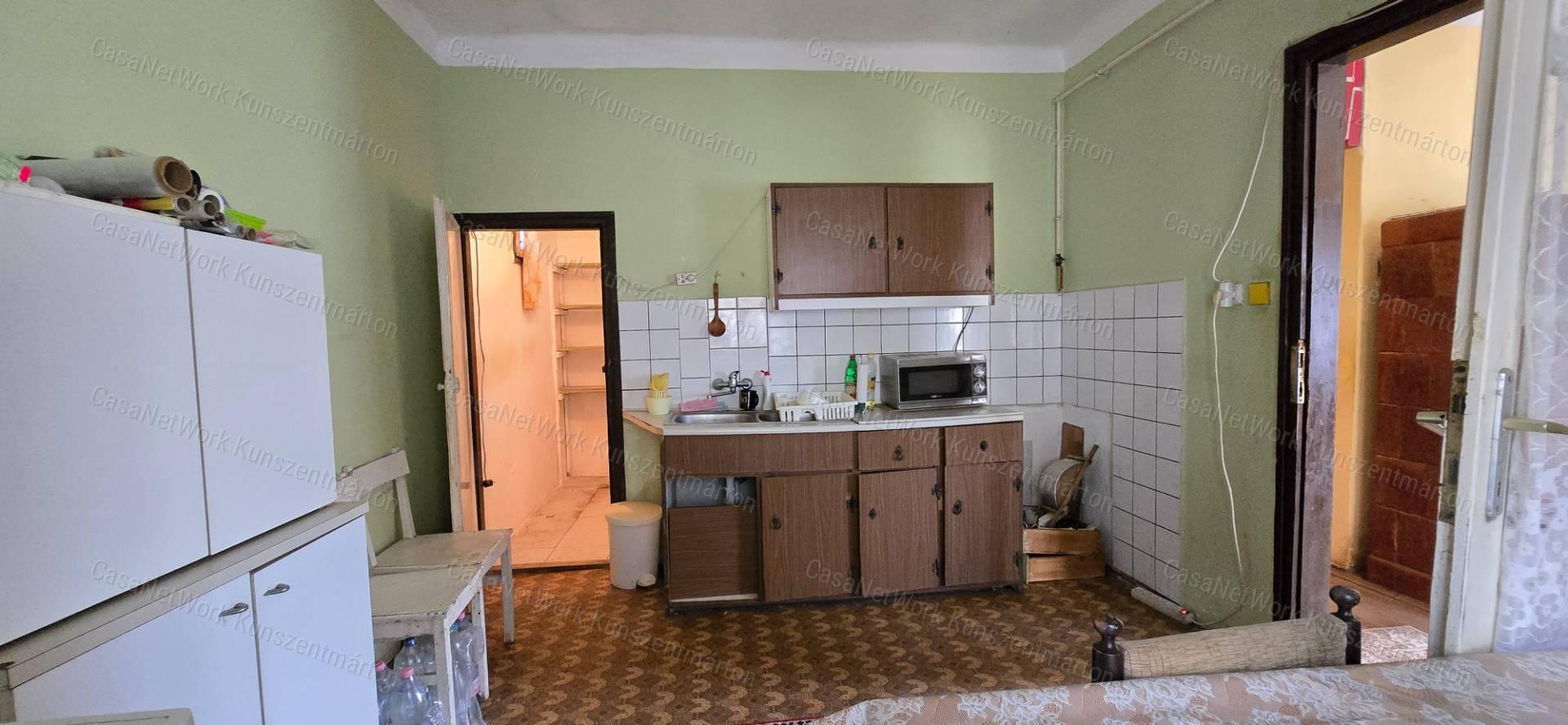 Cserkeszőlőn eladó üdülőövezeti nyaraló