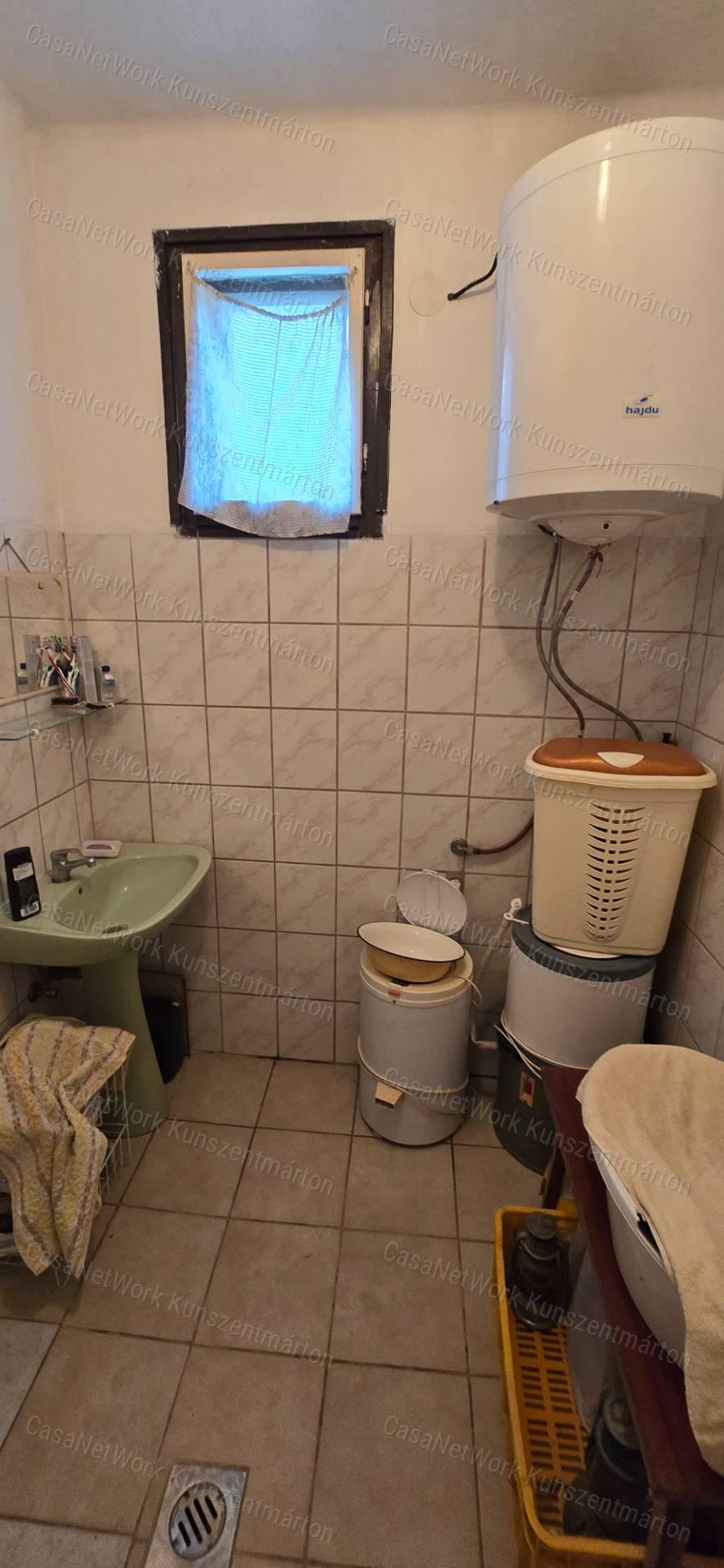 Cserkeszőlőn eladó üdülőövezeti nyaraló