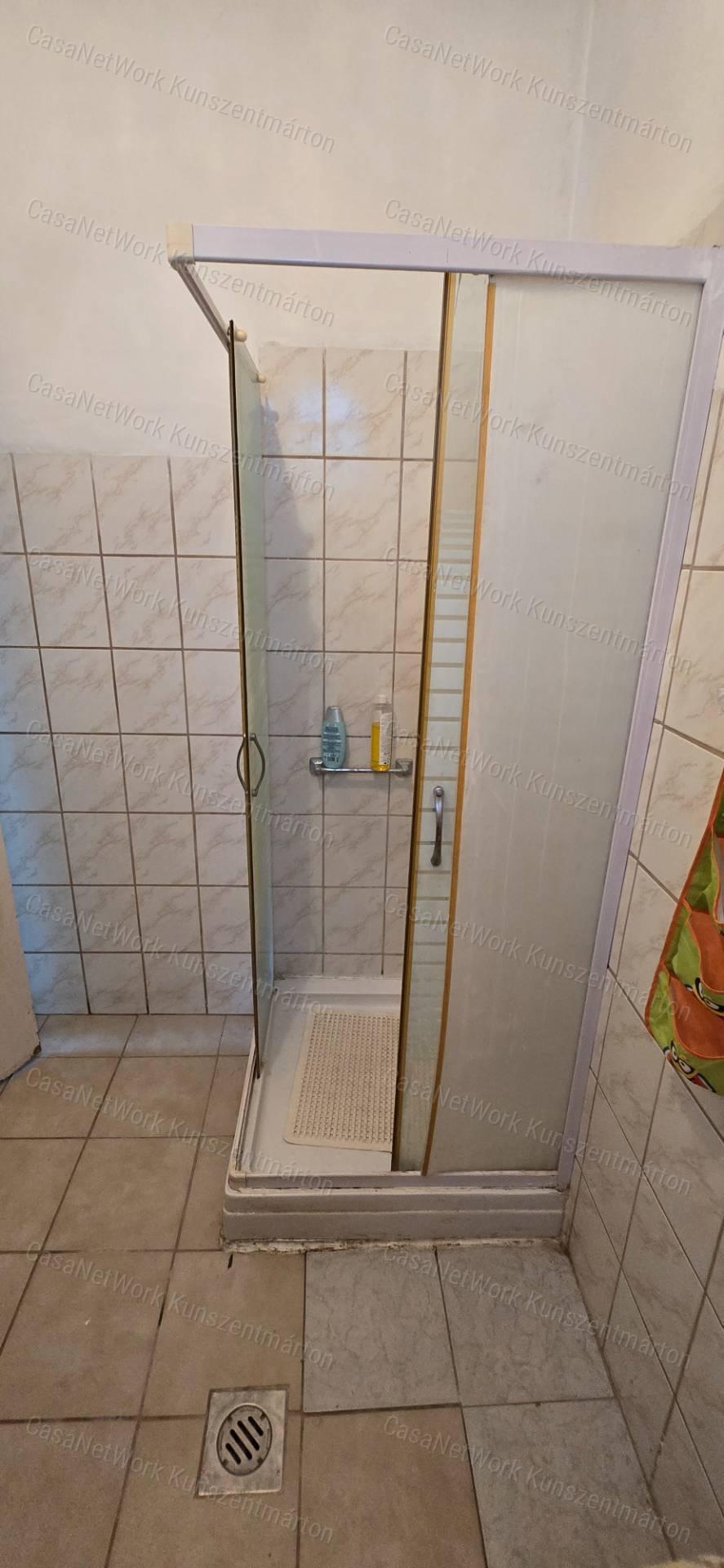 Cserkeszőlőn eladó üdülőövezeti nyaraló
