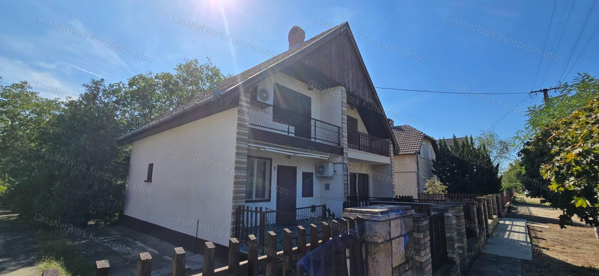 Eladó Cserkeszőlőn kertes, emeletes ikernyaraló egyik fele!