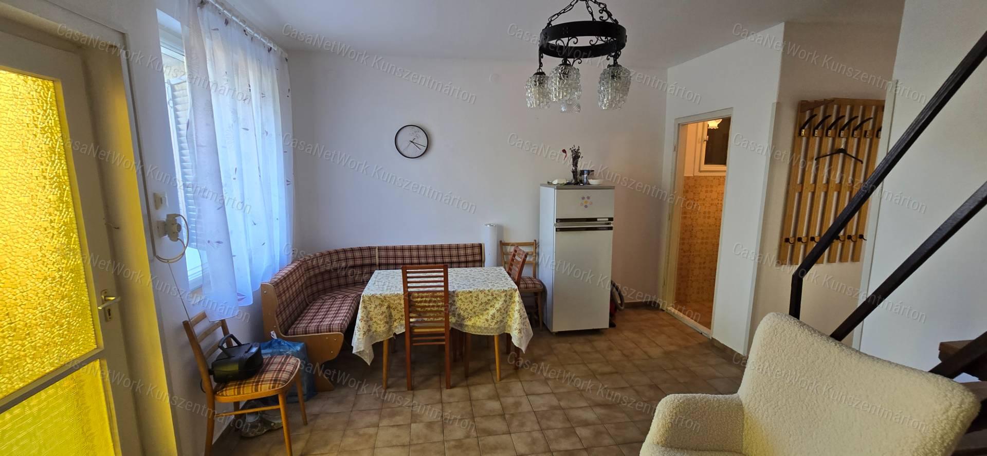 Eladó Cserkeszőlőn kertes, emeletes ikernyaraló egyik fele!