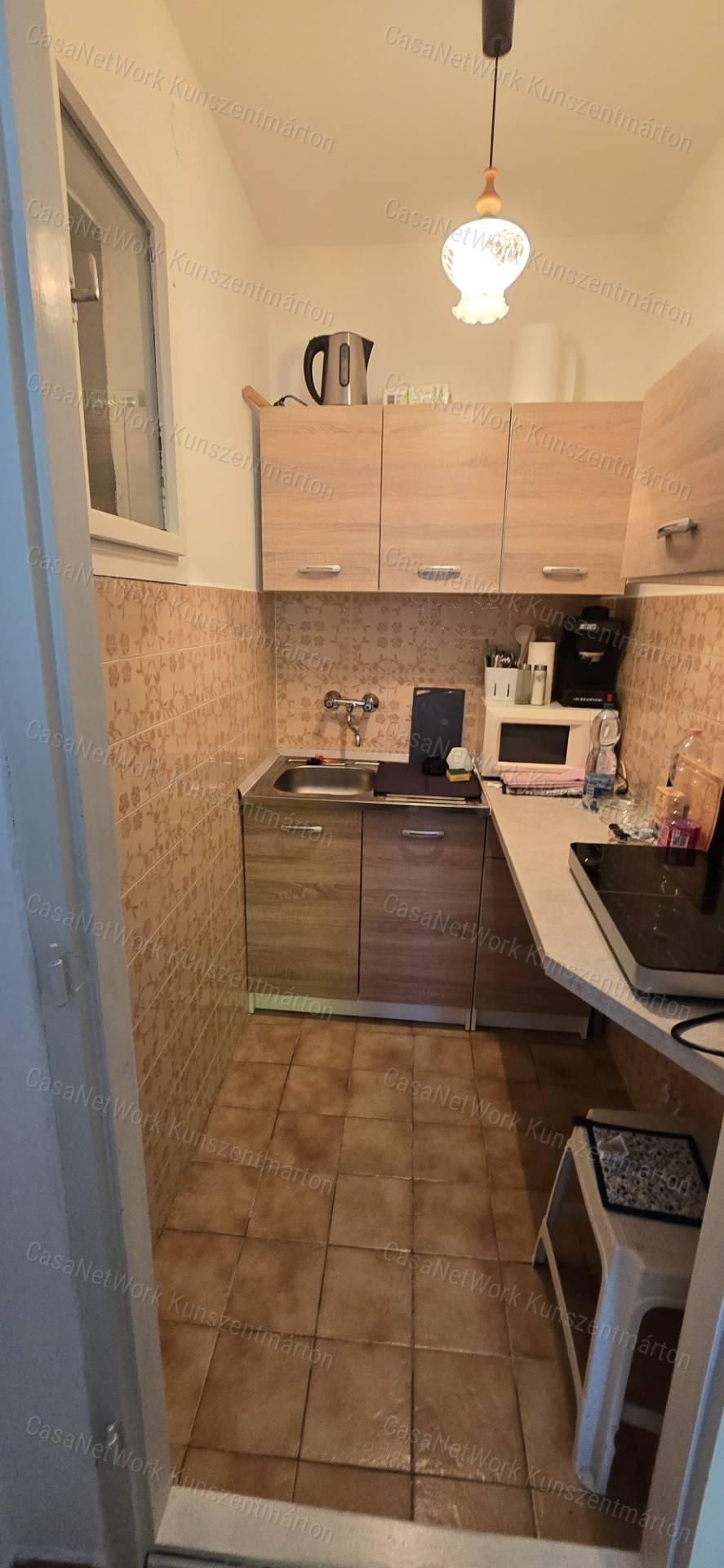 Eladó Cserkeszőlőn kertes, emeletes ikernyaraló egyik fele!