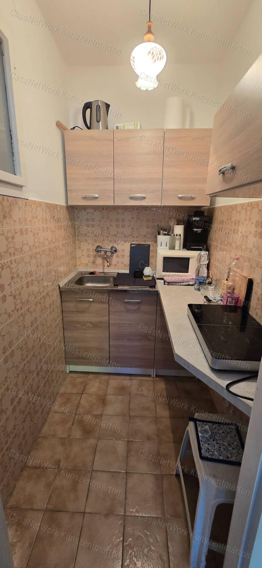 Eladó Cserkeszőlőn kertes, emeletes ikernyaraló egyik fele!