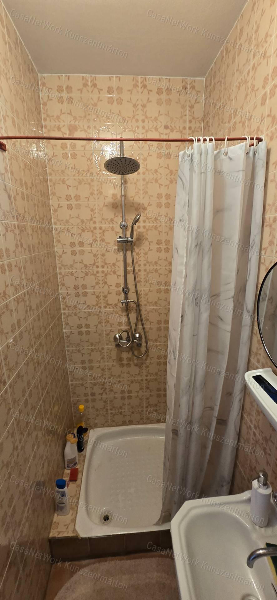 Eladó Cserkeszőlőn kertes, emeletes ikernyaraló egyik fele!