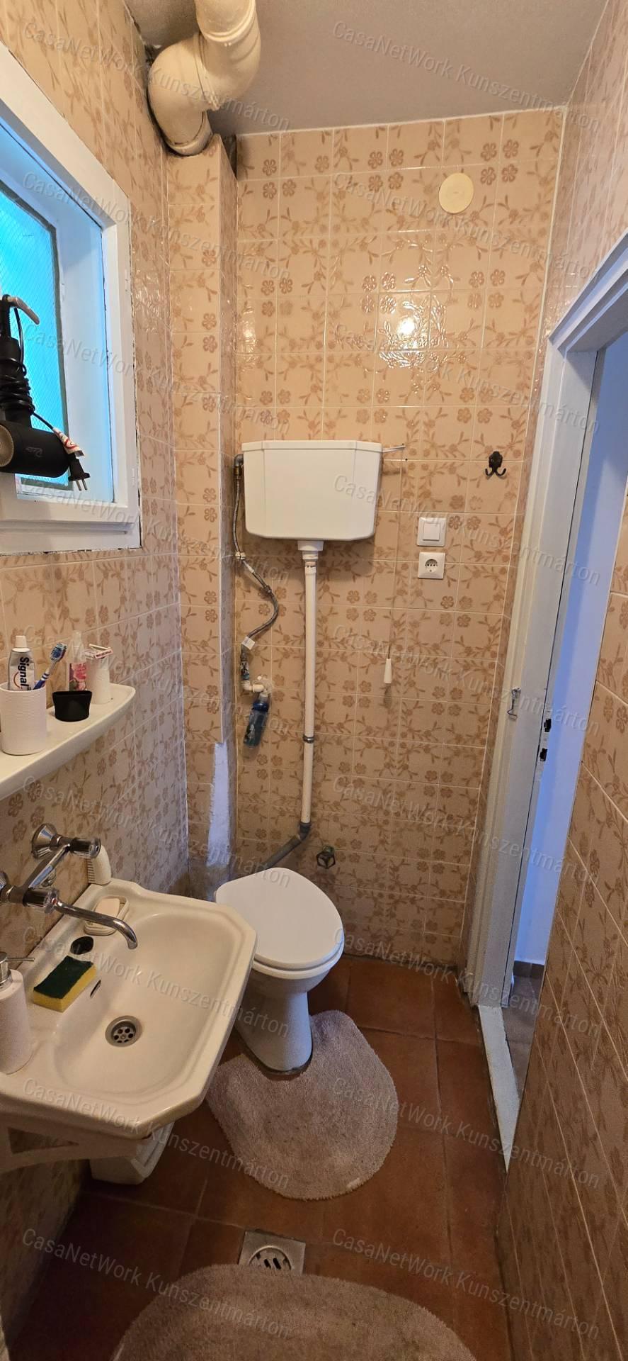 Eladó Cserkeszőlőn kertes, emeletes ikernyaraló egyik fele!