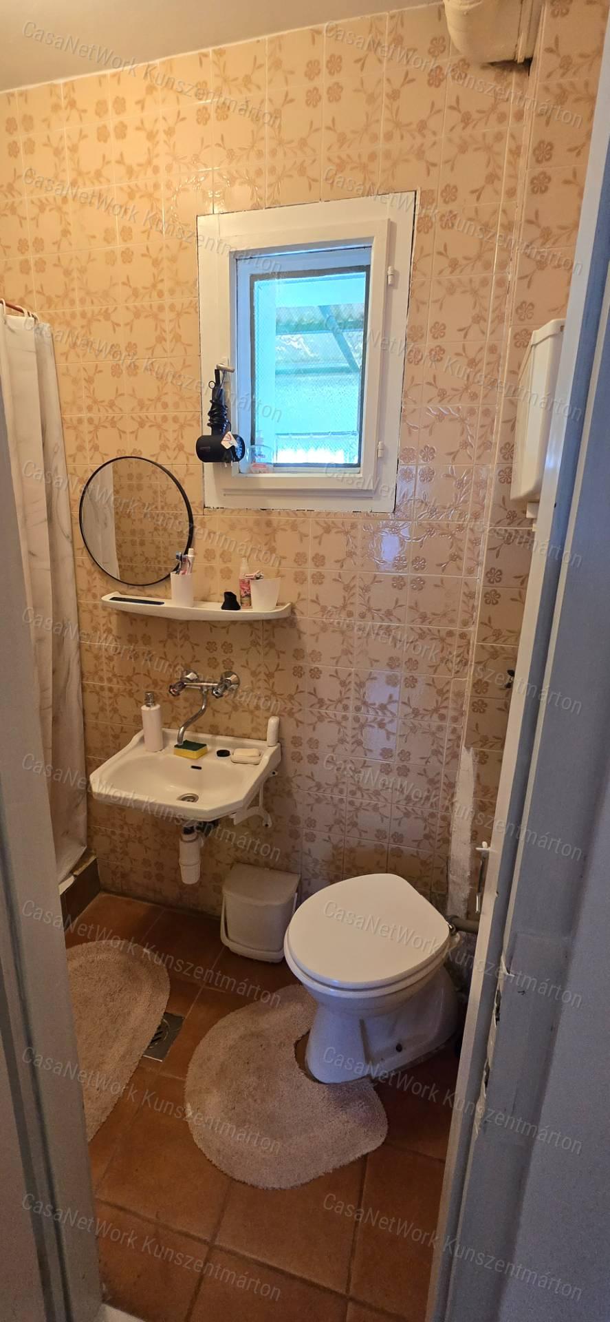 Eladó Cserkeszőlőn kertes, emeletes ikernyaraló egyik fele!