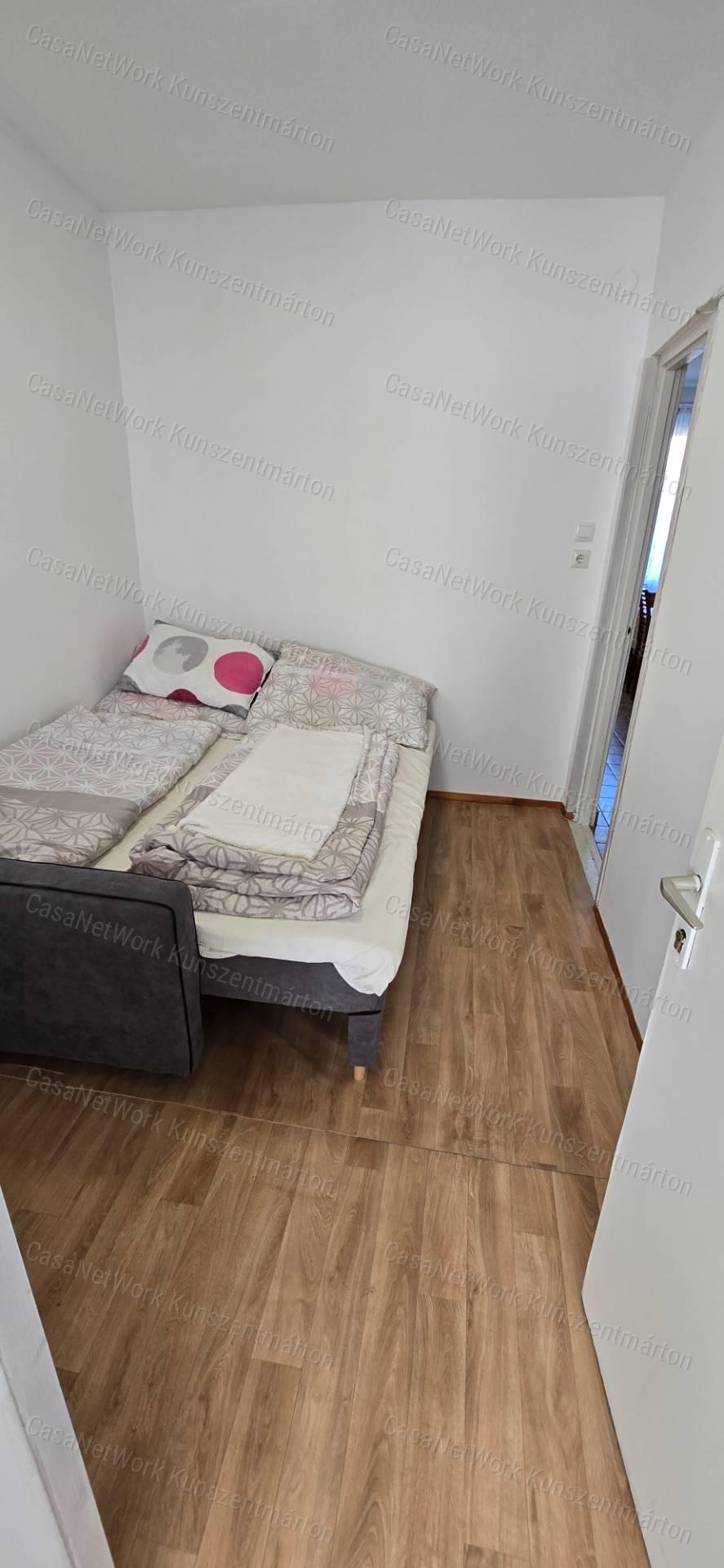 Eladó Cserkeszőlőn kertes, emeletes ikernyaraló egyik fele!
