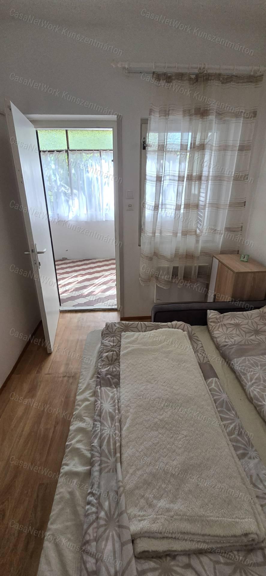 Eladó Cserkeszőlőn kertes, emeletes ikernyaraló egyik fele!