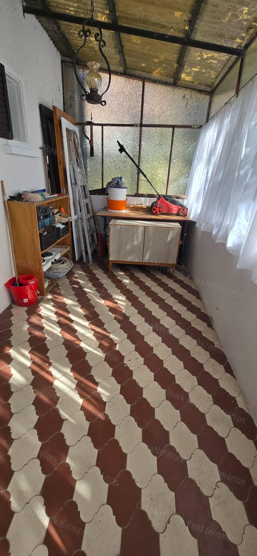 Eladó Cserkeszőlőn kertes, emeletes ikernyaraló egyik fele!