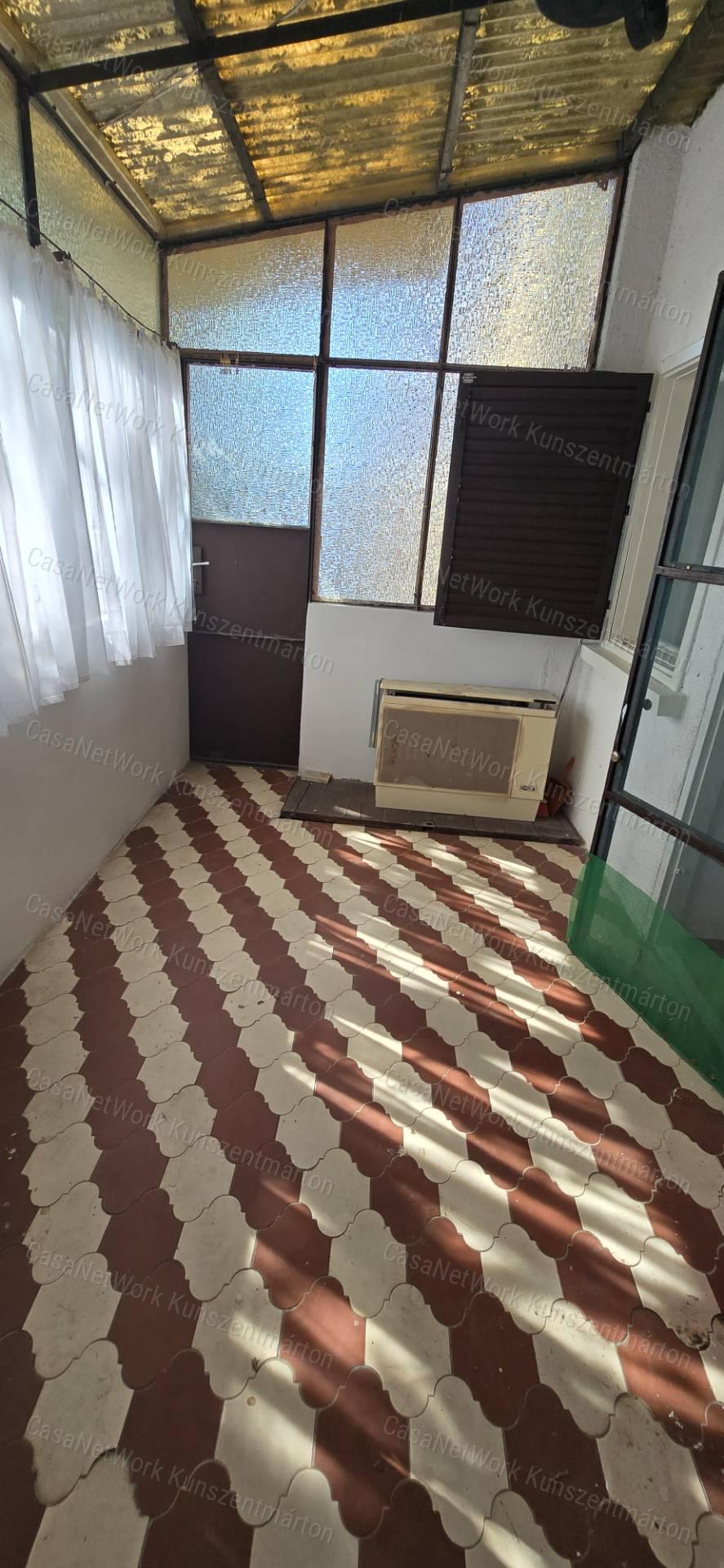 Eladó Cserkeszőlőn kertes, emeletes ikernyaraló egyik fele!