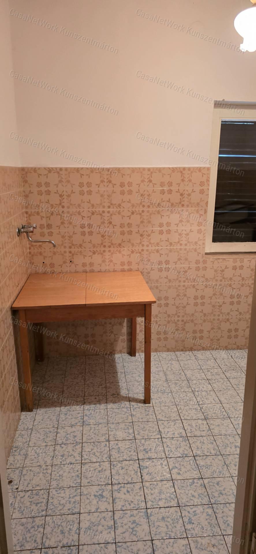 Eladó Cserkeszőlőn kertes, emeletes ikernyaraló egyik fele!