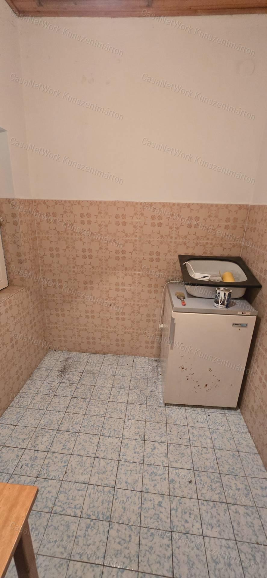 Eladó Cserkeszőlőn kertes, emeletes ikernyaraló egyik fele!