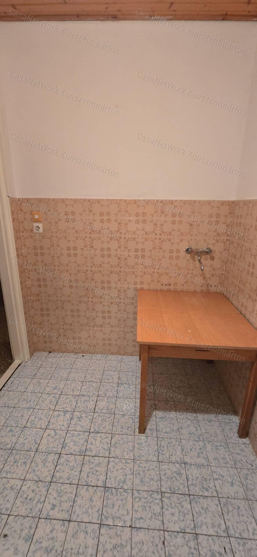 Eladó Cserkeszőlőn kertes, emeletes ikernyaraló egyik fele!
