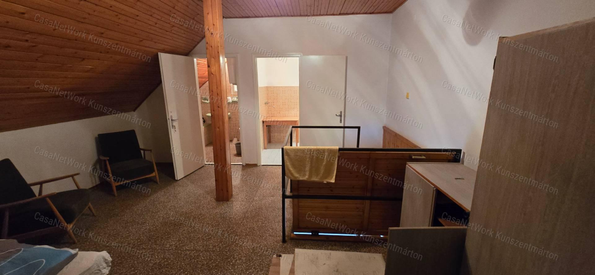 Eladó Cserkeszőlőn kertes, emeletes ikernyaraló egyik fele!