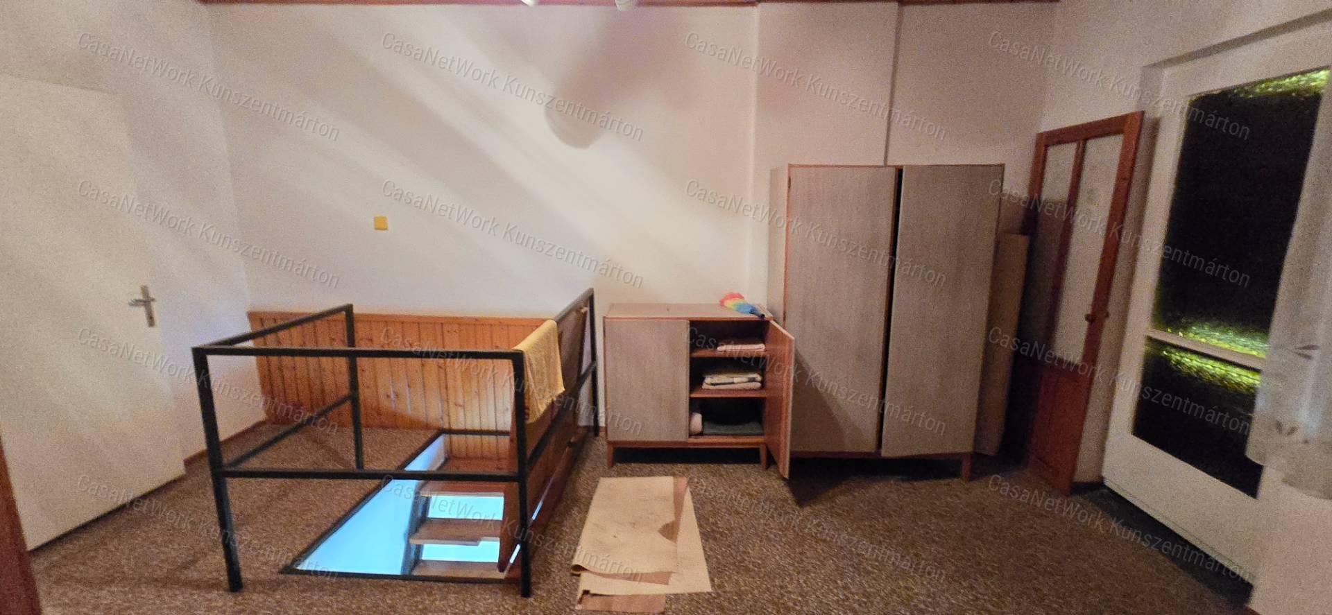 Eladó Cserkeszőlőn kertes, emeletes ikernyaraló egyik fele!