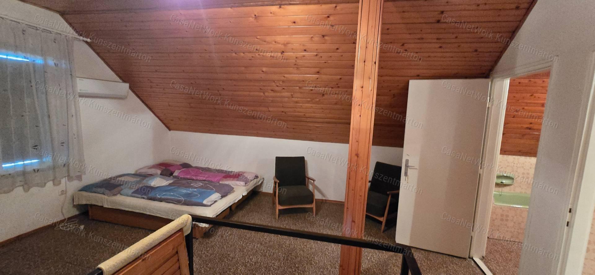 Eladó Cserkeszőlőn kertes, emeletes ikernyaraló egyik fele!