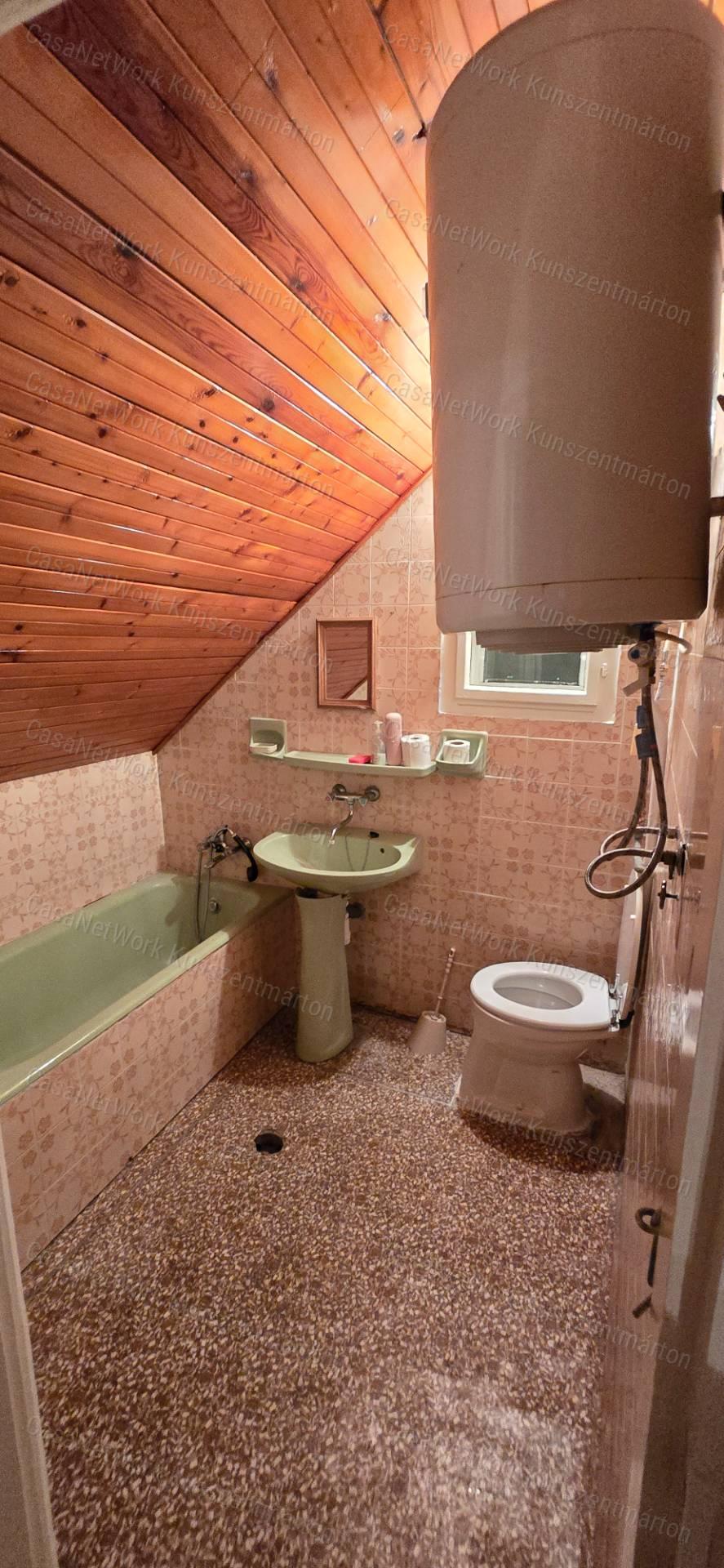 Eladó Cserkeszőlőn kertes, emeletes ikernyaraló egyik fele!