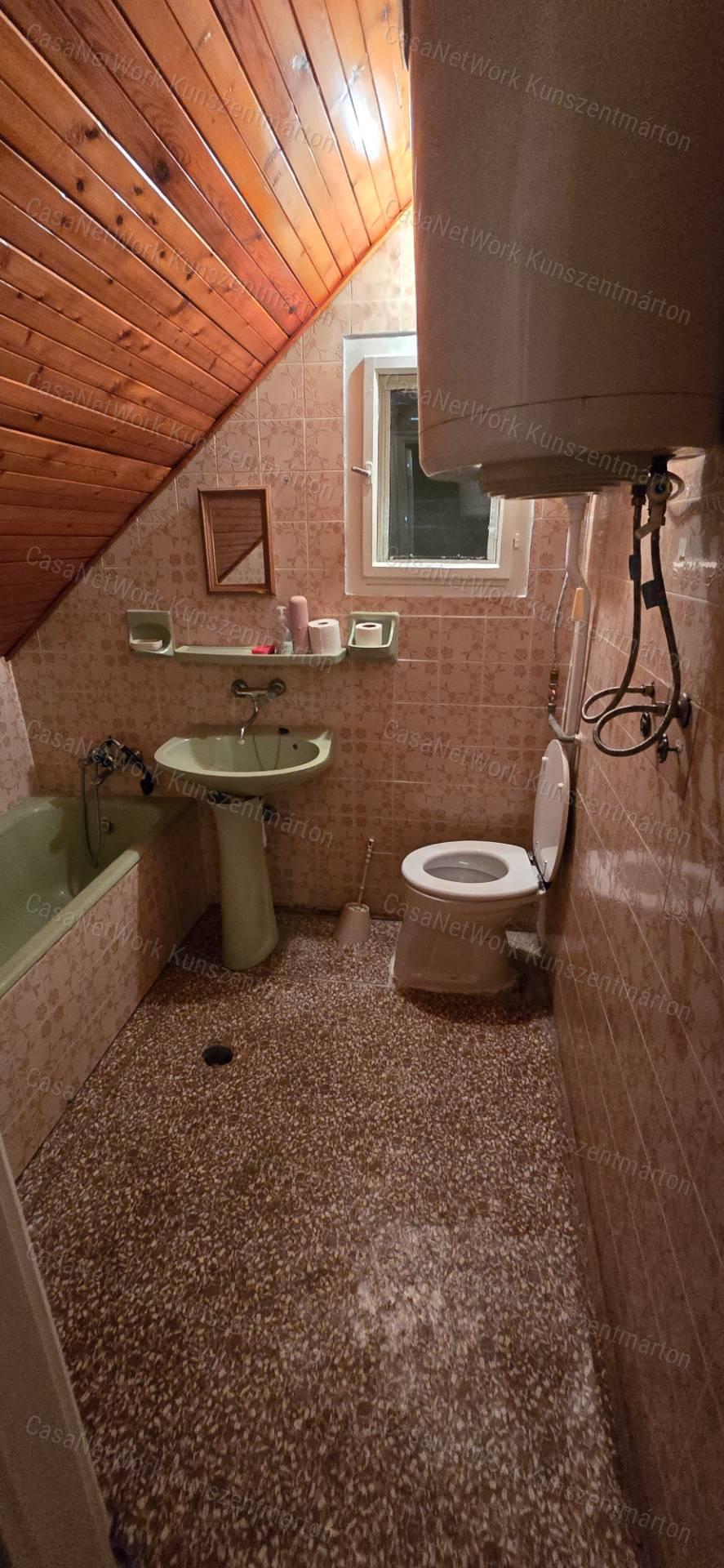 Eladó Cserkeszőlőn kertes, emeletes ikernyaraló egyik fele!