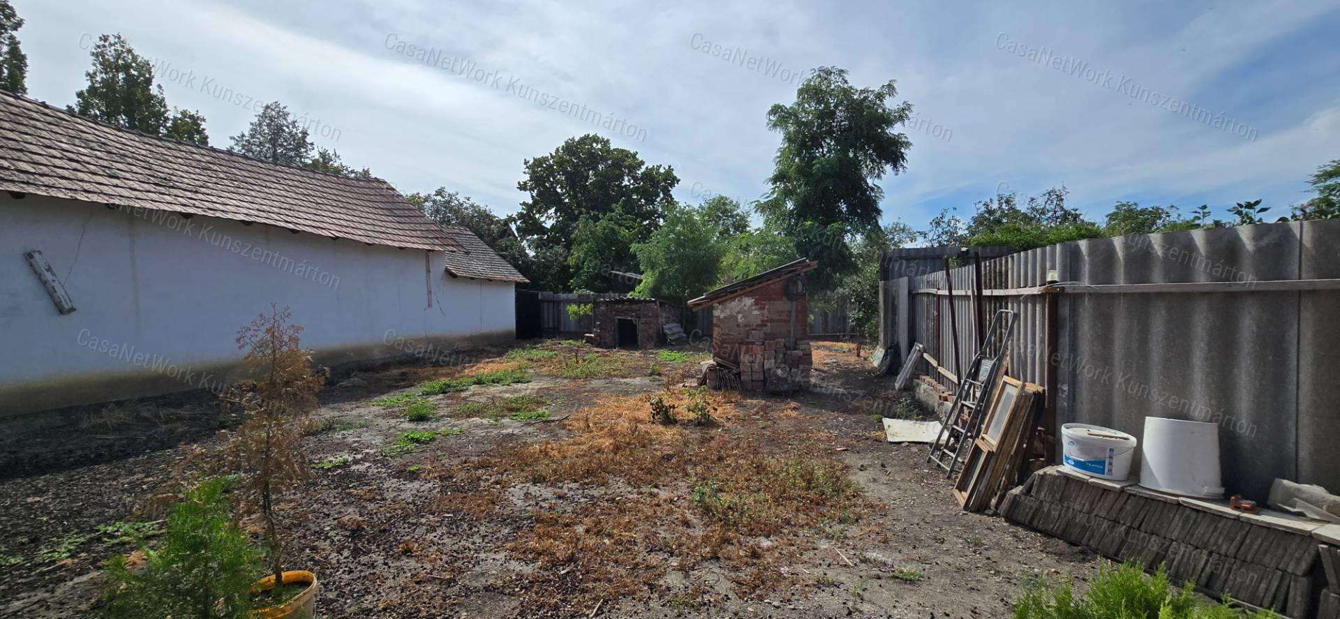 Kunszentmártonban eladó 2 szobás felújítás alatt lévő családi ház