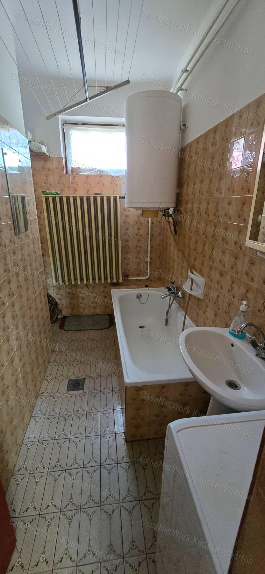 Cserkeszőlőn eladó 2 szoba, nappalis családi ház, erkéllyel, terasszal
