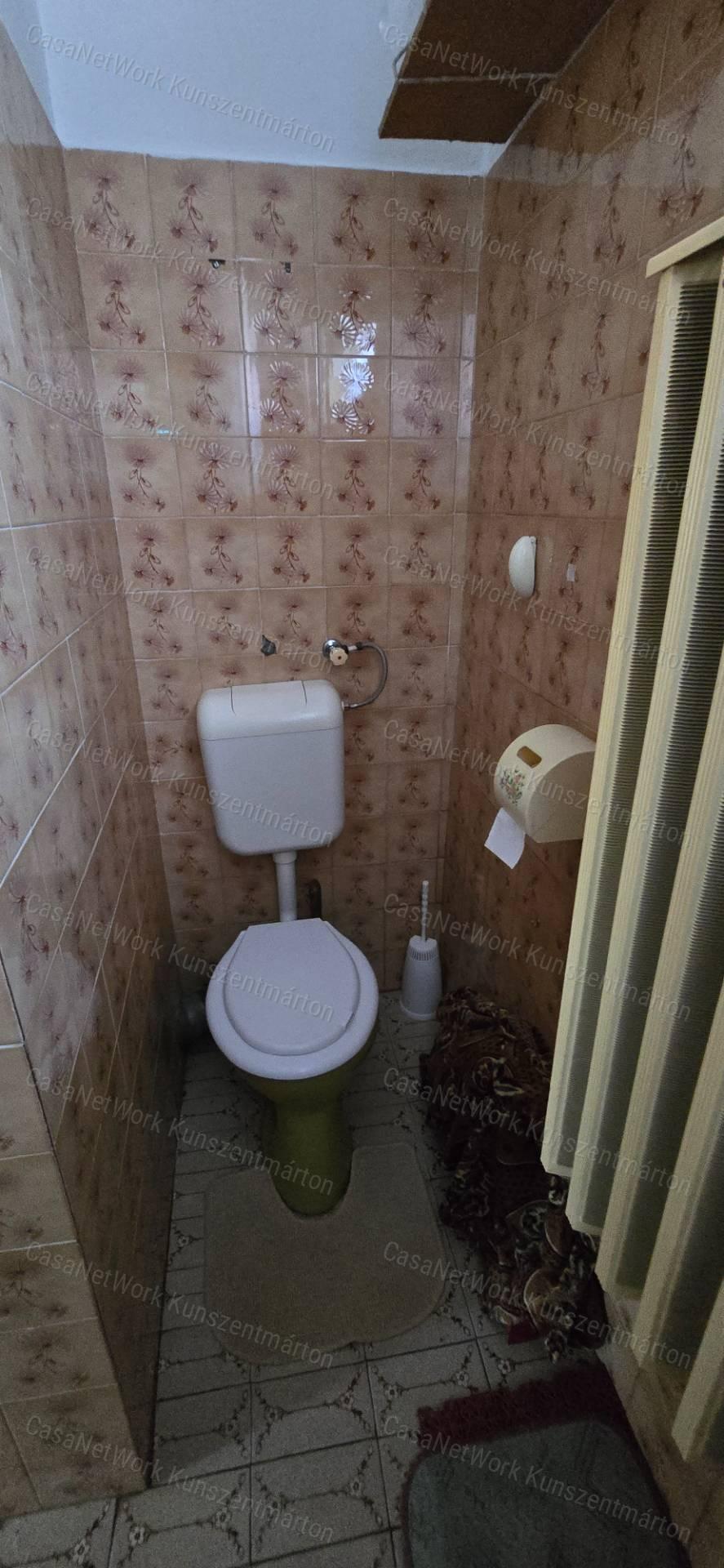 Cserkeszőlőn eladó 2 szoba, nappalis családi ház, erkéllyel, terasszal