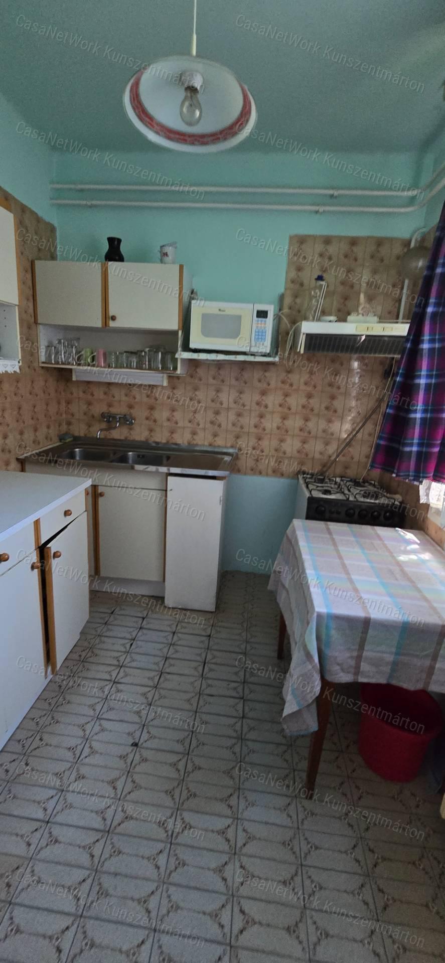 Cserkeszőlőn eladó 2 szoba, nappalis családi ház, erkéllyel, terasszal