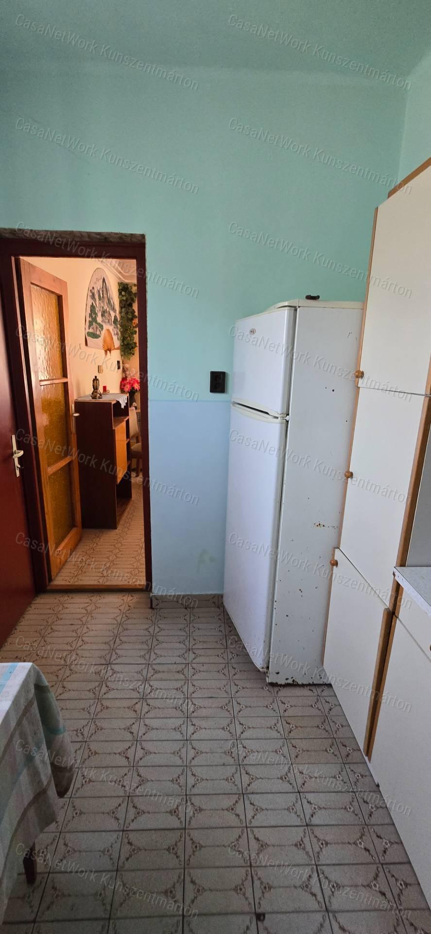 Cserkeszőlőn eladó 2 szoba, nappalis családi ház, erkéllyel, terasszal