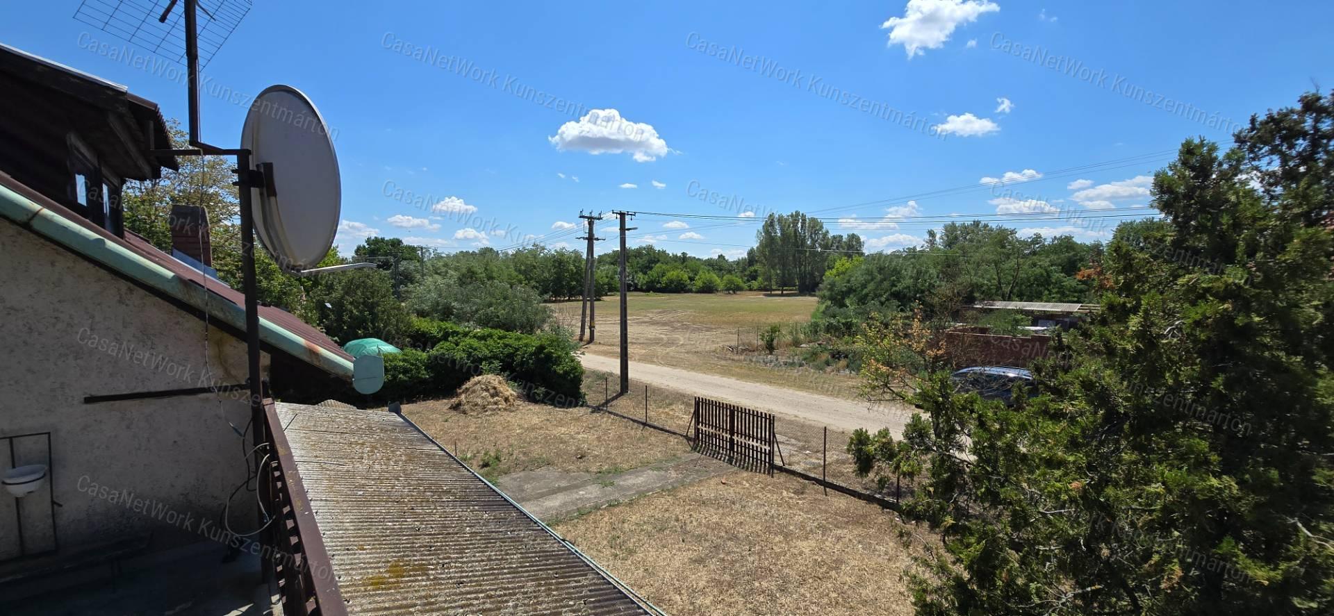 Cserkeszőlőn eladó 2 szoba, nappalis családi ház, erkéllyel, terasszal