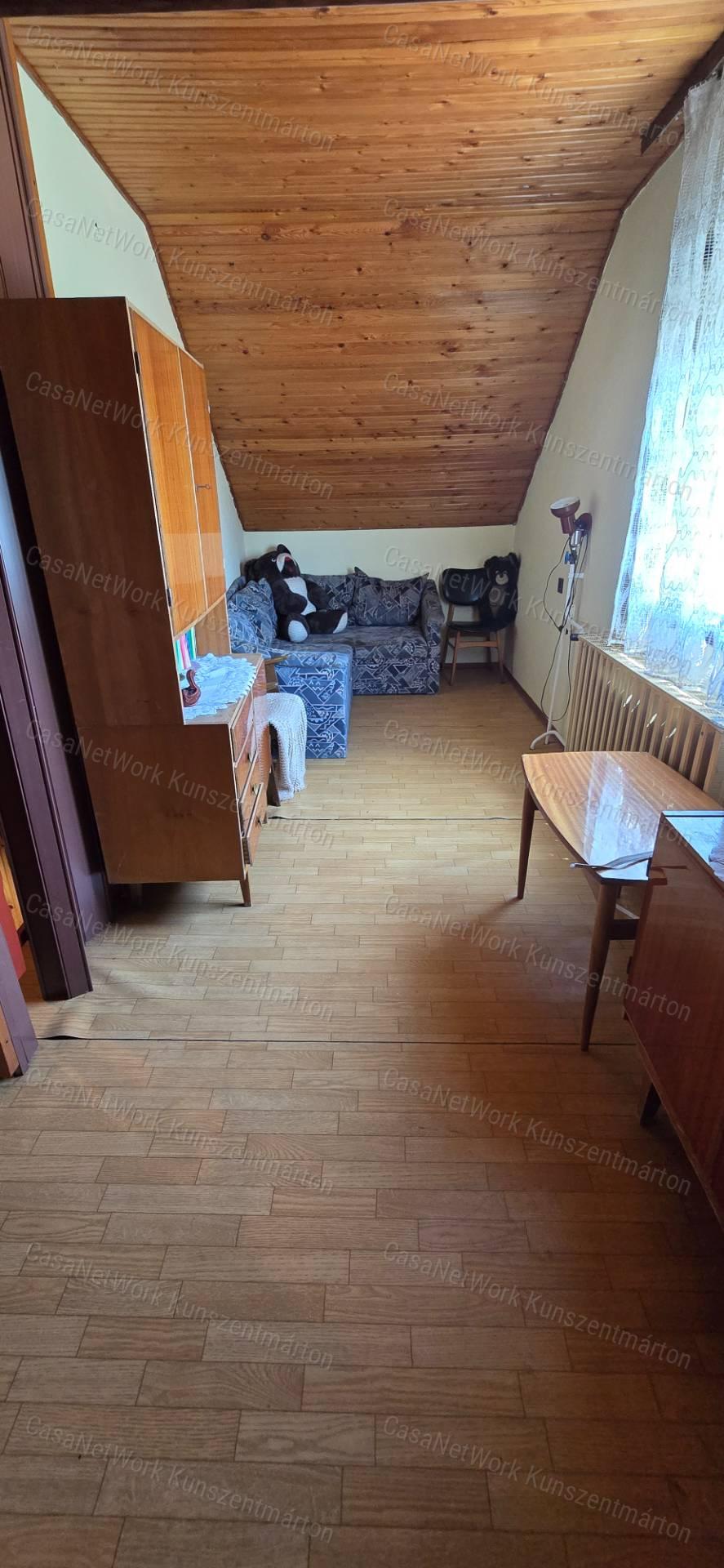 Cserkeszőlőn eladó 2 szoba, nappalis családi ház, erkéllyel, terasszal