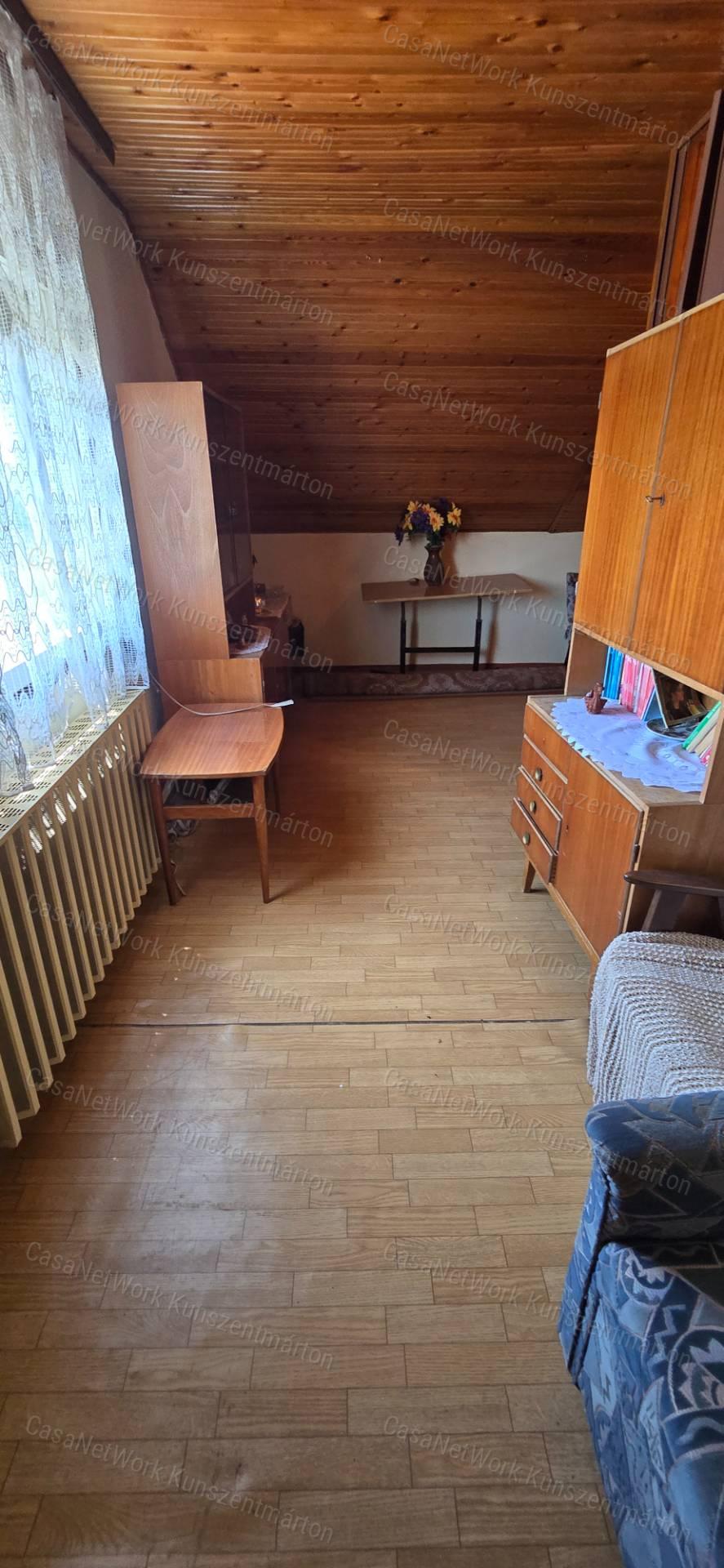 Cserkeszőlőn eladó 2 szoba, nappalis családi ház, erkéllyel, terasszal