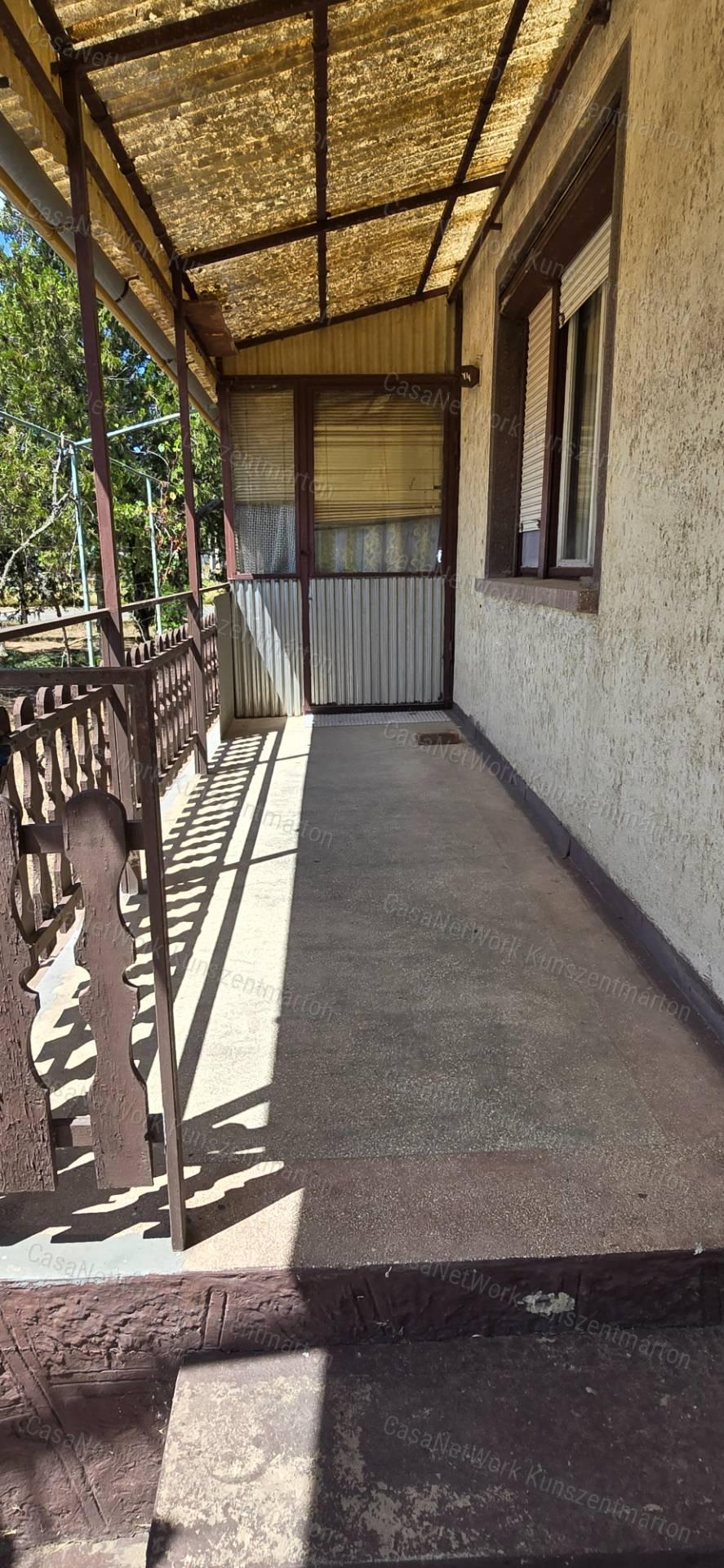 Cserkeszőlőn eladó 2 szoba, nappalis családi ház, erkéllyel, terasszal