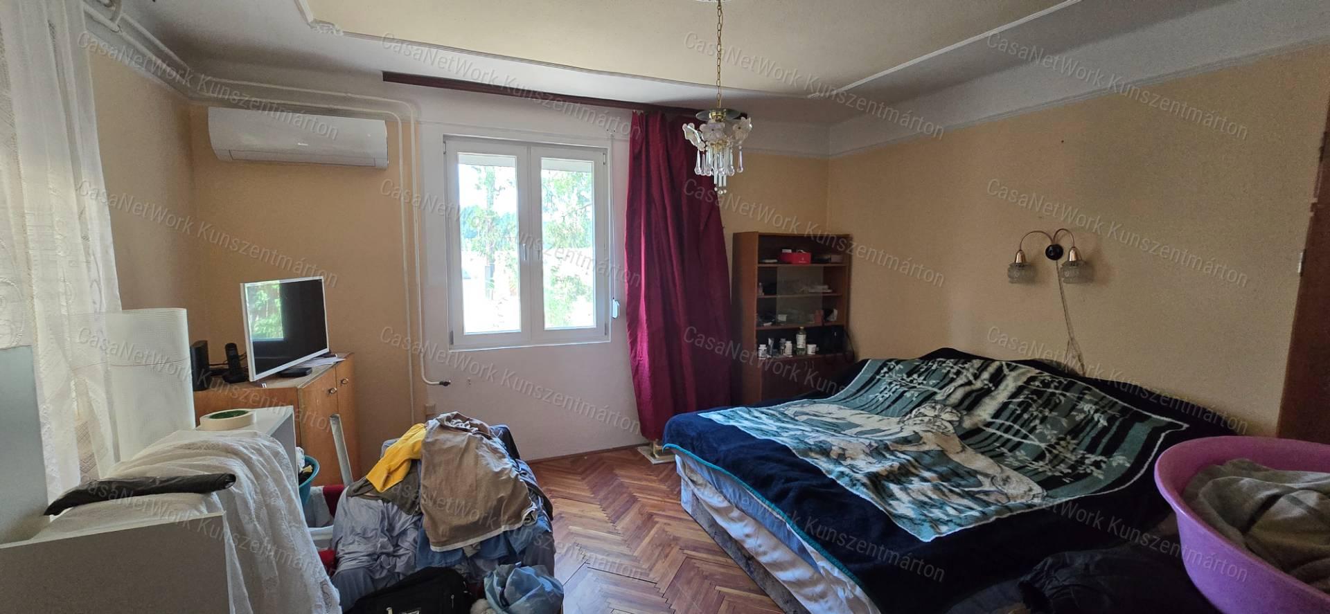 Cserkeszőlőn eladó 2 szoba, nappalis családi ház, erkéllyel, terasszal