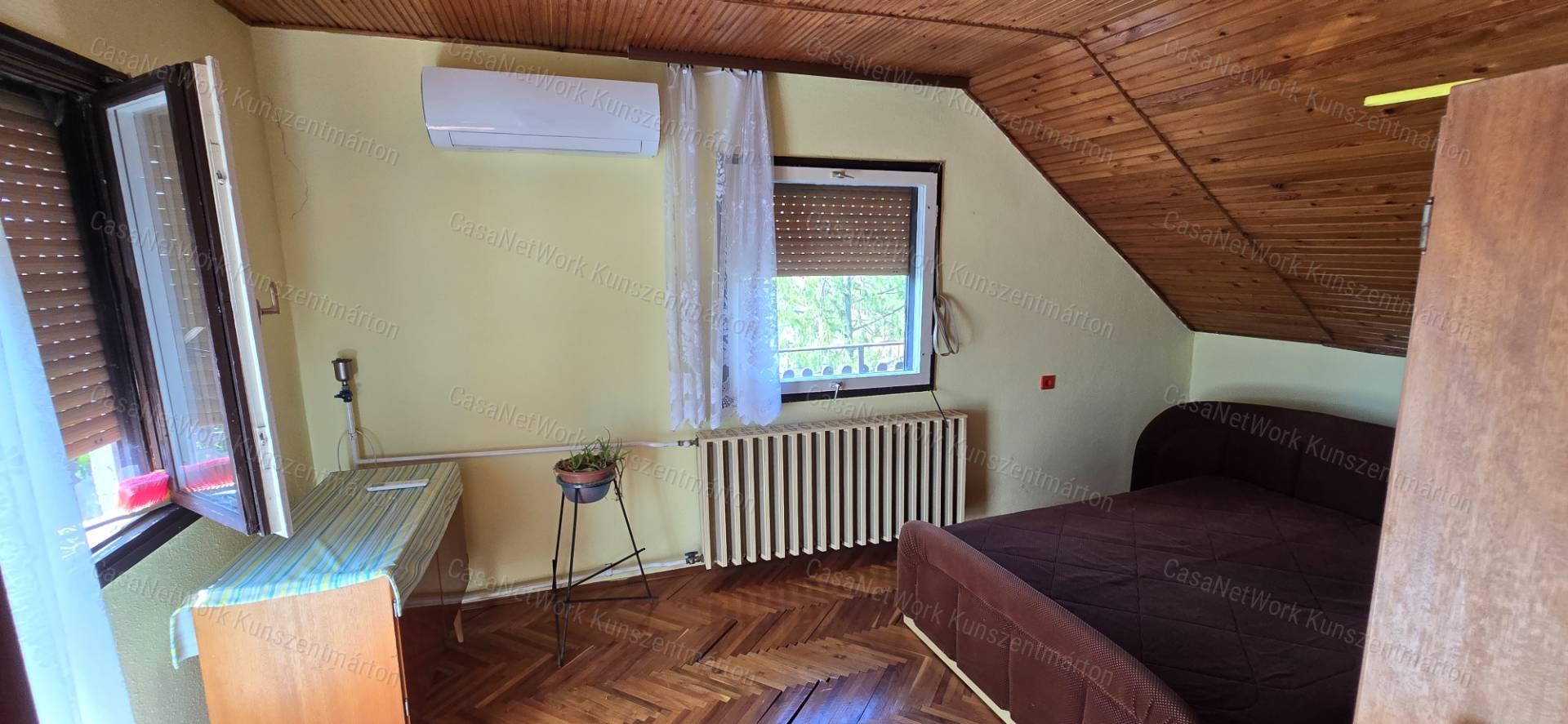 Cserkeszőlőn eladó 2 szoba, nappalis családi ház, erkéllyel, terasszal