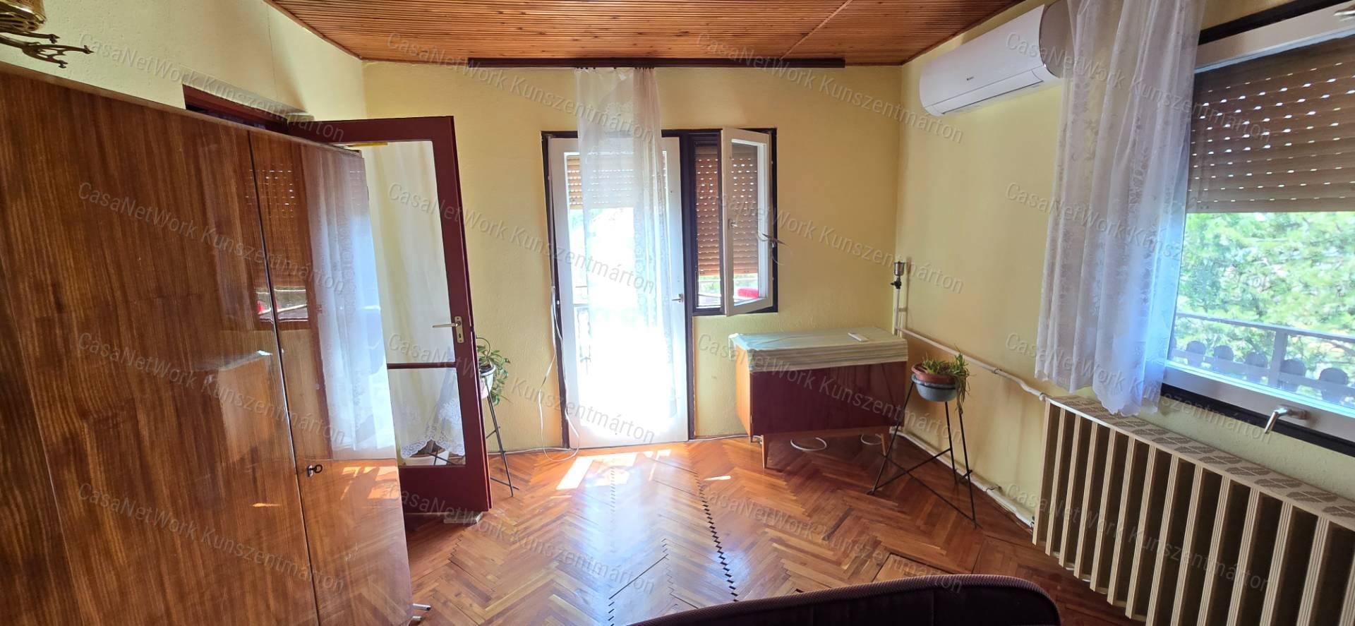 Cserkeszőlőn eladó 2 szoba, nappalis családi ház, erkéllyel, terasszal