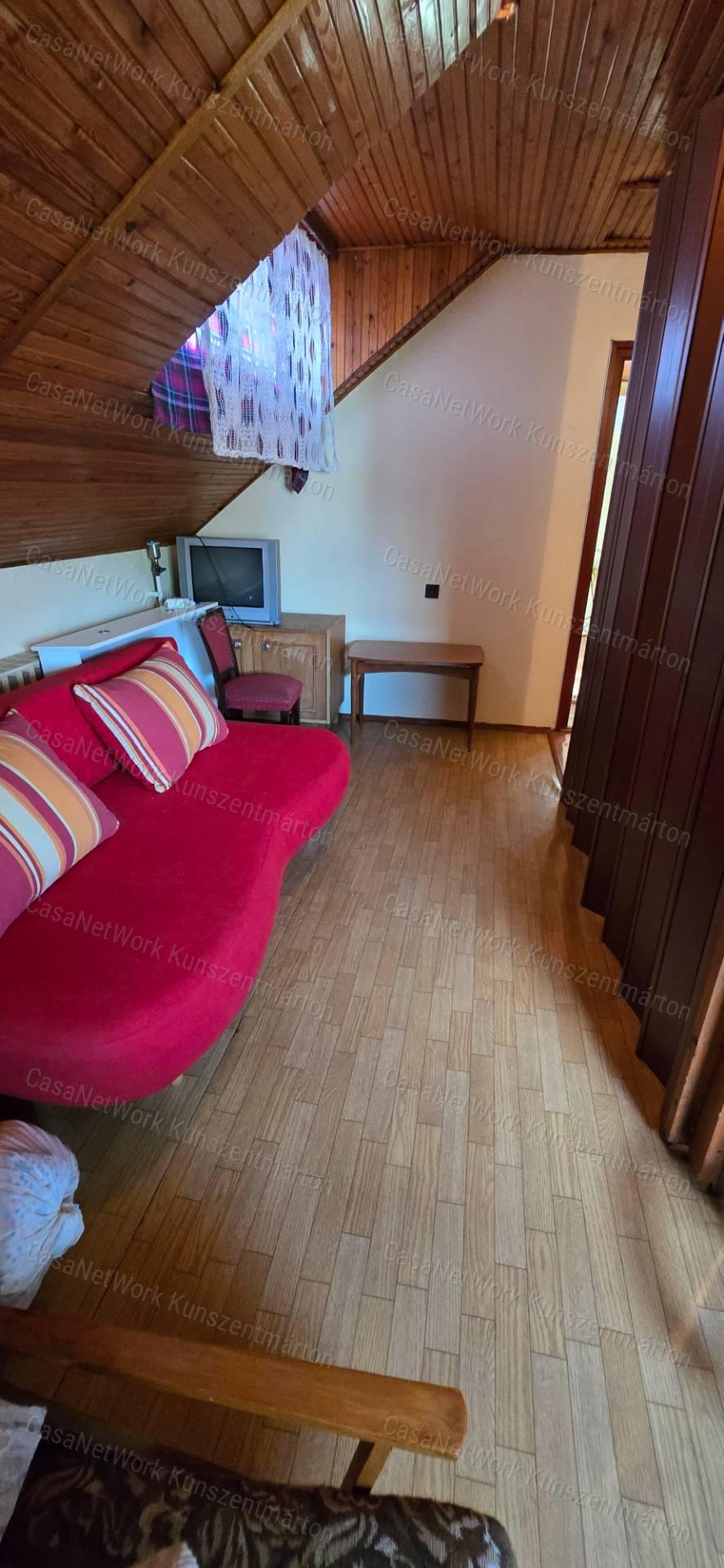 Cserkeszőlőn eladó 2 szoba, nappalis családi ház, erkéllyel, terasszal