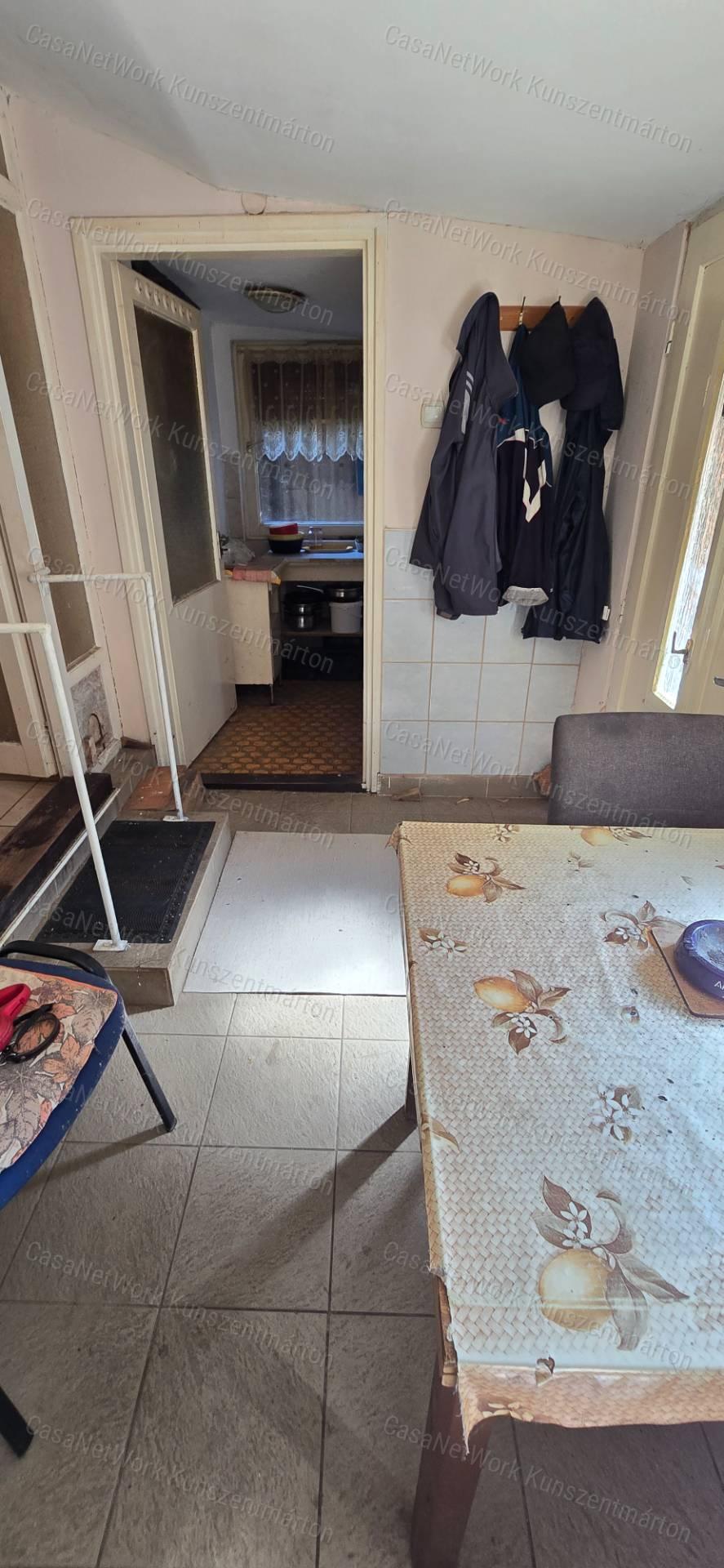 Cserkeszőlőn eladó 2 szobás családi ház