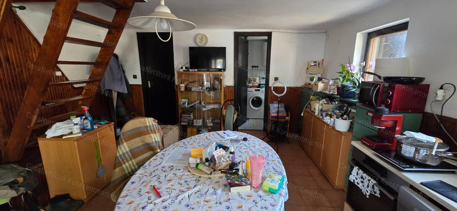 Cserkeszőlőn eladó háromszintes nyaraló
