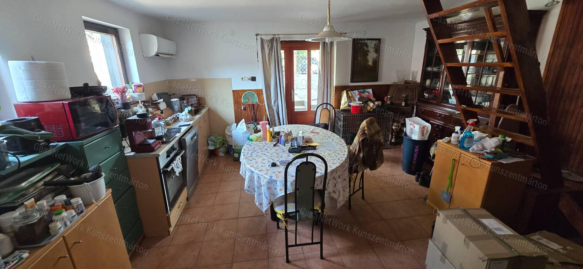 Cserkeszőlőn eladó háromszintes nyaraló