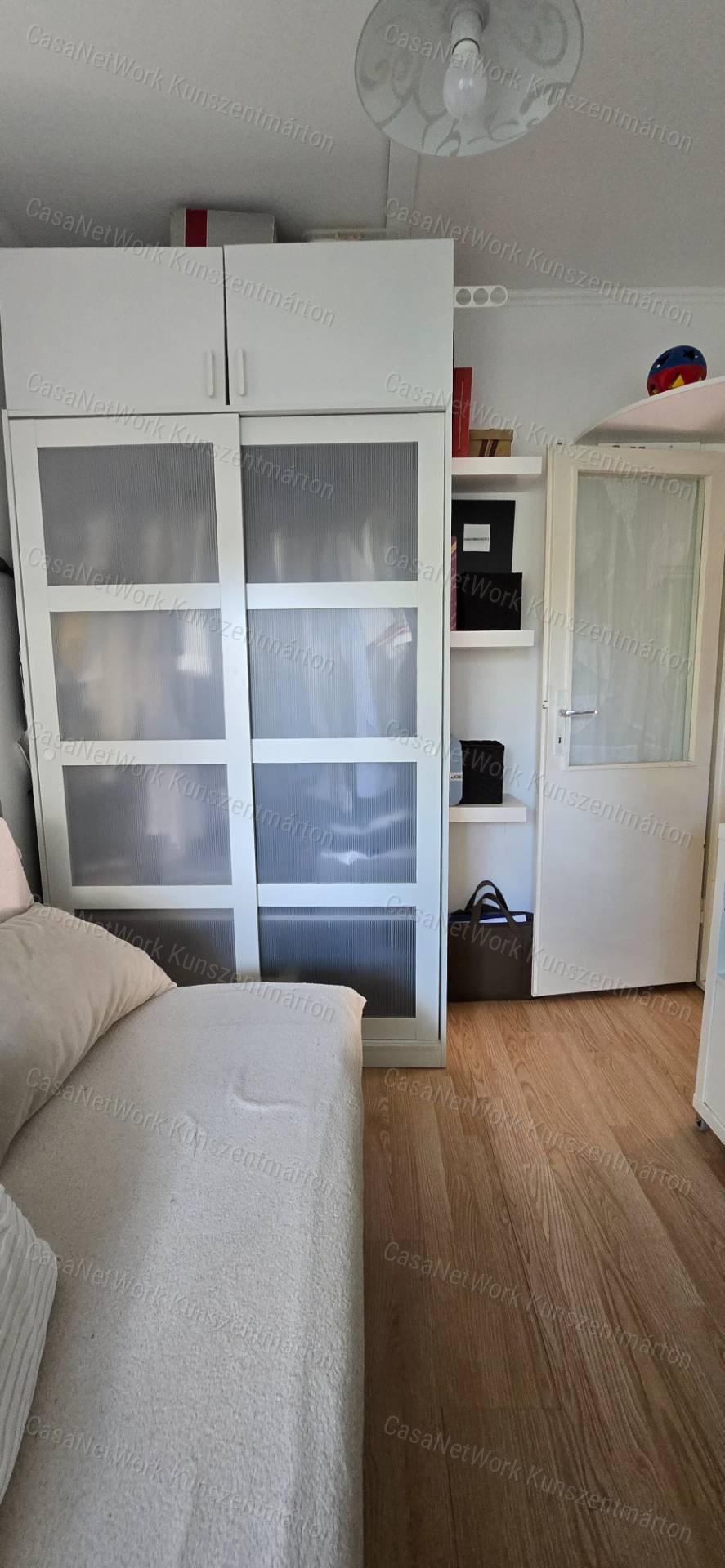 Velencén eladó két félszoba+nappalis hétvégi házas nyaraló