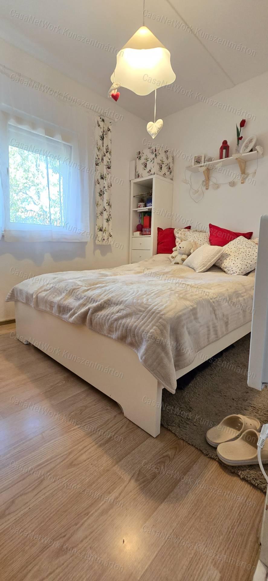 Velencén eladó két félszoba+nappalis hétvégi házas nyaraló