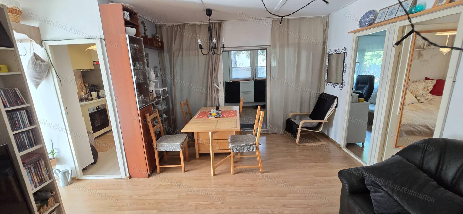Velencén eladó két félszoba+nappalis hétvégi házas nyaraló