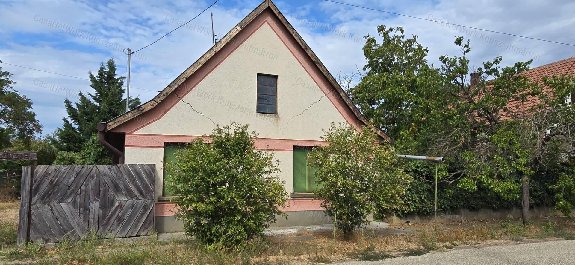 Nagyréven eladó tégla építésű kertes családi ház